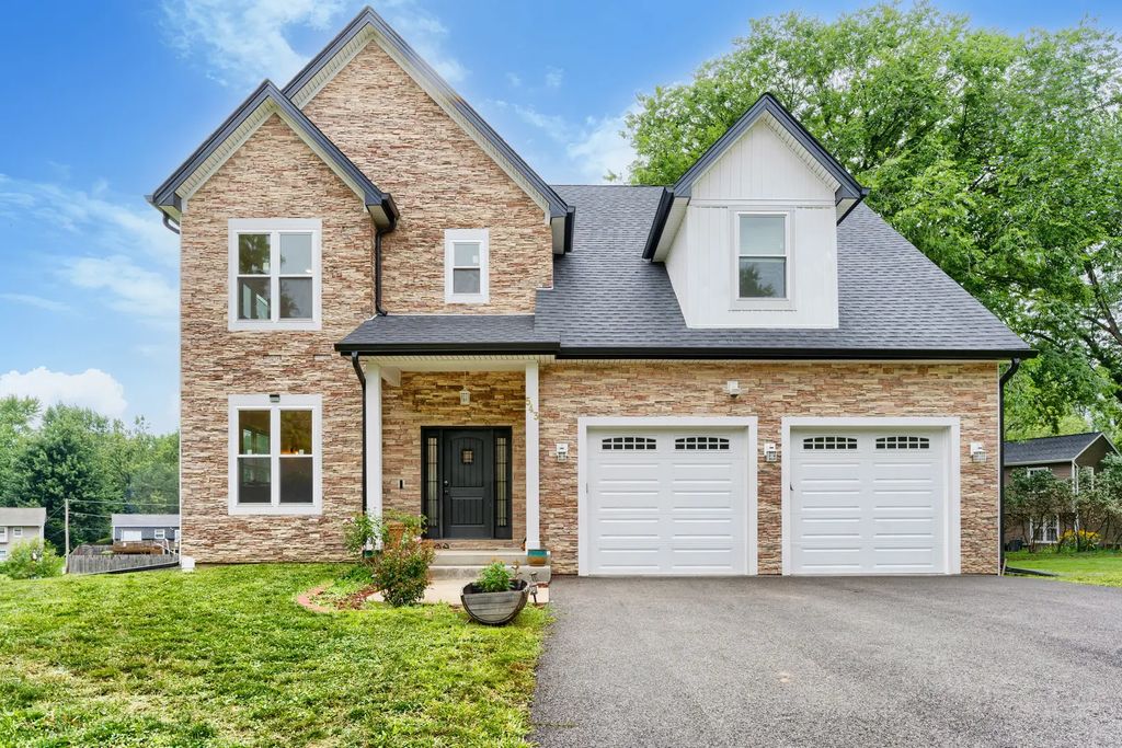543 Madison Court, East Dundee