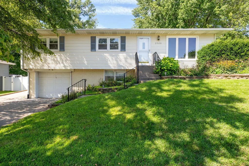 2920 Cambridge Drive, Bettendorf