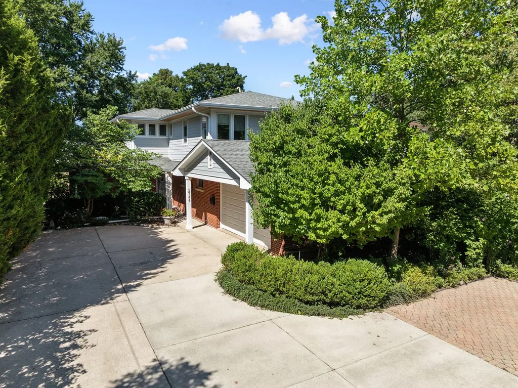 3744 Lake Avenue, Wilmette