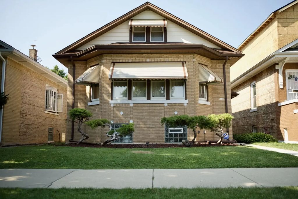 6146 W Roscoe Street, Chicago, 60634