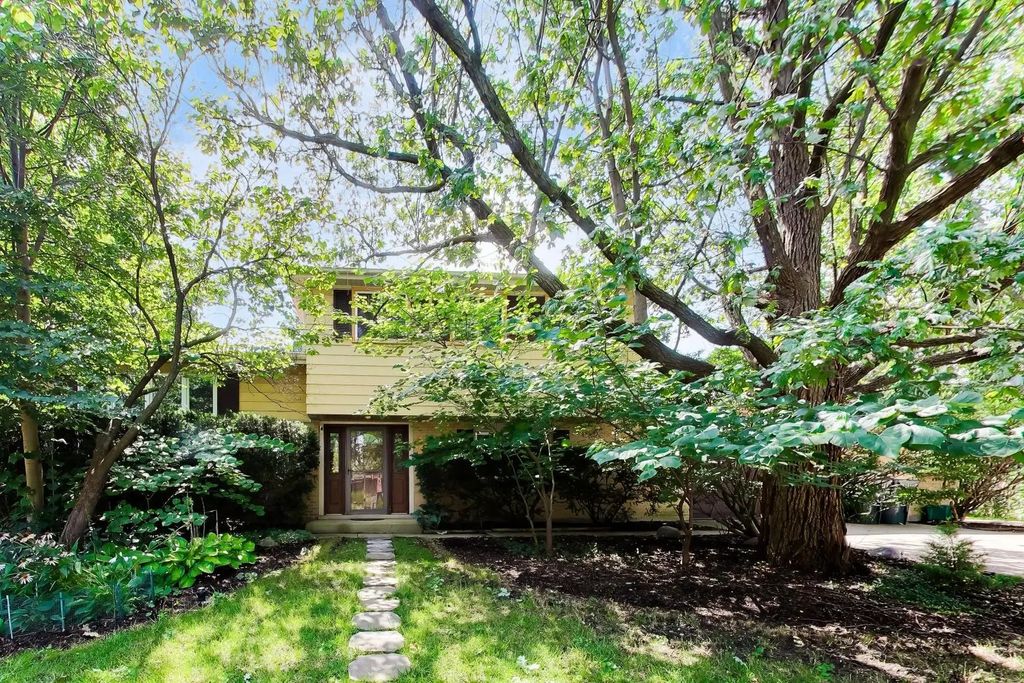 915 W Frontenac Drive, Arlington Heights