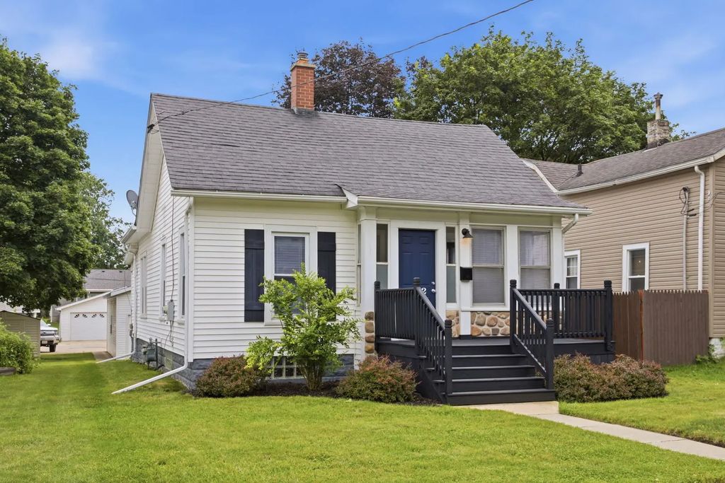 422 S 10th Street, DeKalb