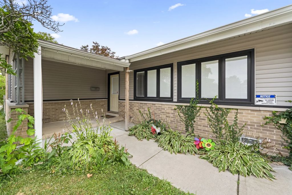 109 Landmeier Road, Elk Grove Village