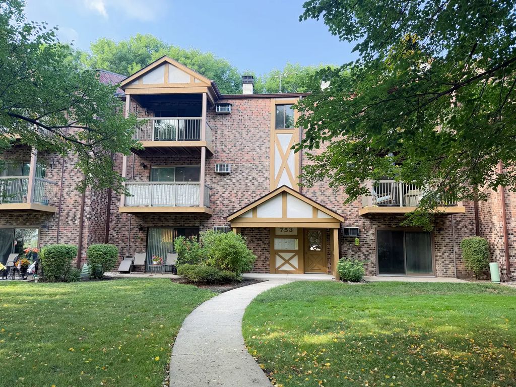 753 S Dwyer Avenue E, Arlington Heights
