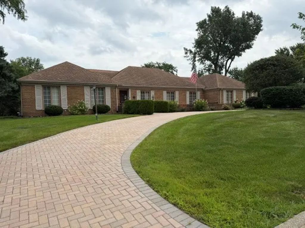 8283 Lake Ridge Drive, Burr Ridge