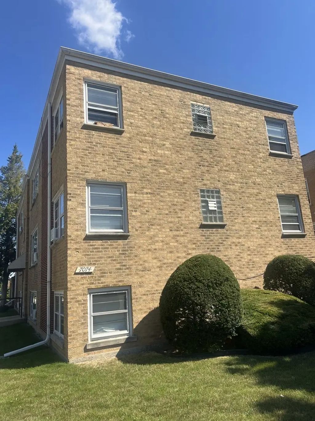 7074 W Diversey Avenue 2f, Chicago