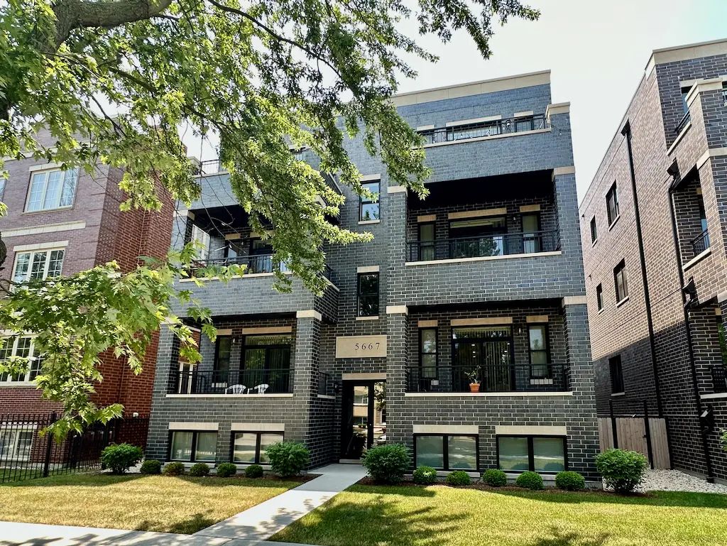 5667 W Higgins Avenue 1e, Chicago