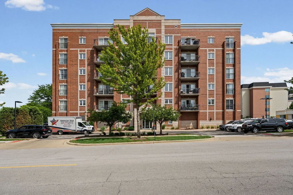 405 S Creekside Drive 404, Palatine