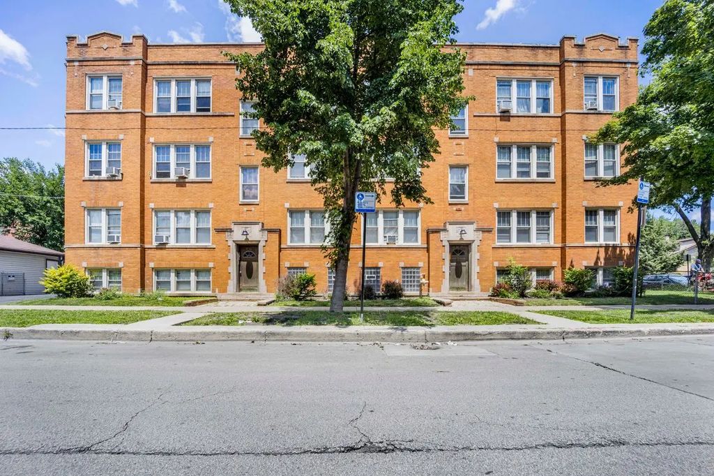 4742 W Roscoe Street 2, Chicago
