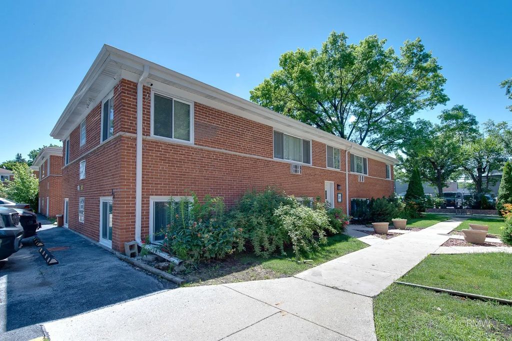 32 N Main Street 1s, Glen Ellyn