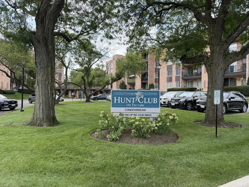 1101 S Hunt Club Drive 214, Mount Prospect, 60056
