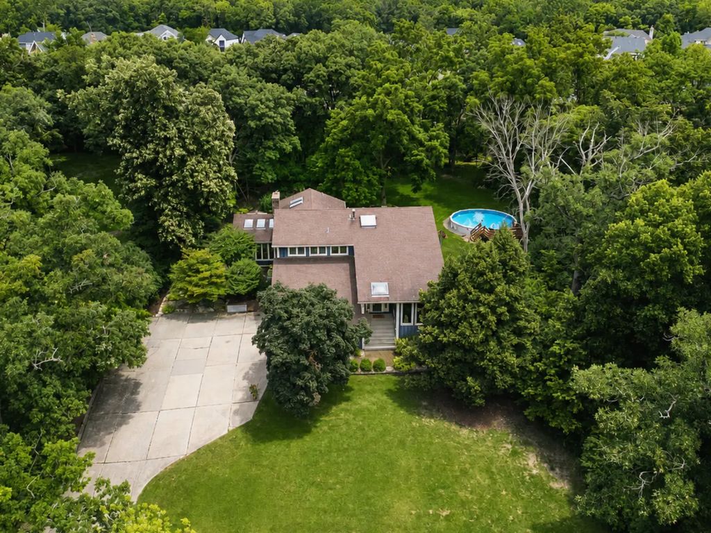 16244 Bluff Road, Lemont