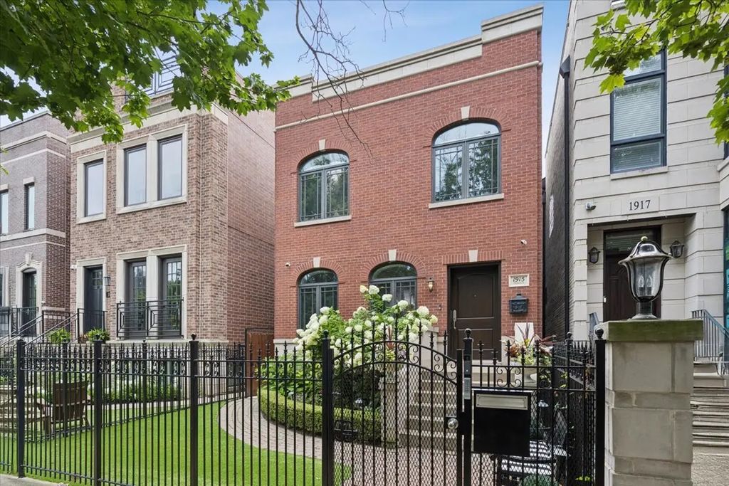 1915 W Wolfram Street, Chicago, 60657