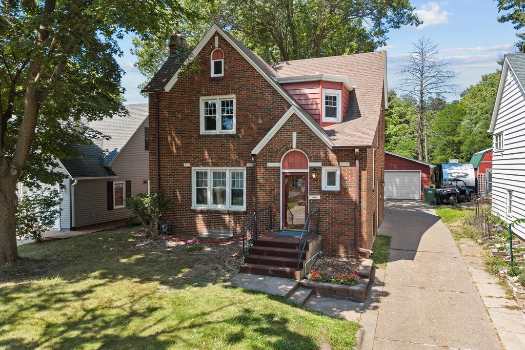 806 N 4th Street, Clinton