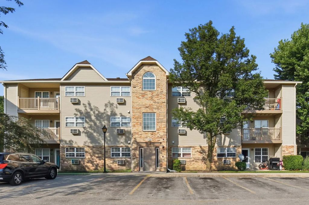 1524 W Sand Bar Court 1b, Round Lake
