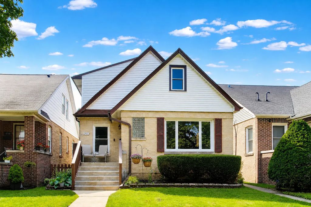 6744 N Oconto Avenue, Chicago