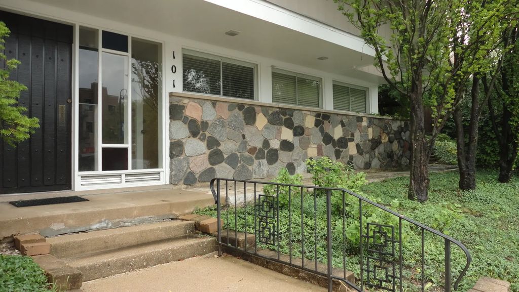 101 Eastern Avenue 7, Clarendon Hills