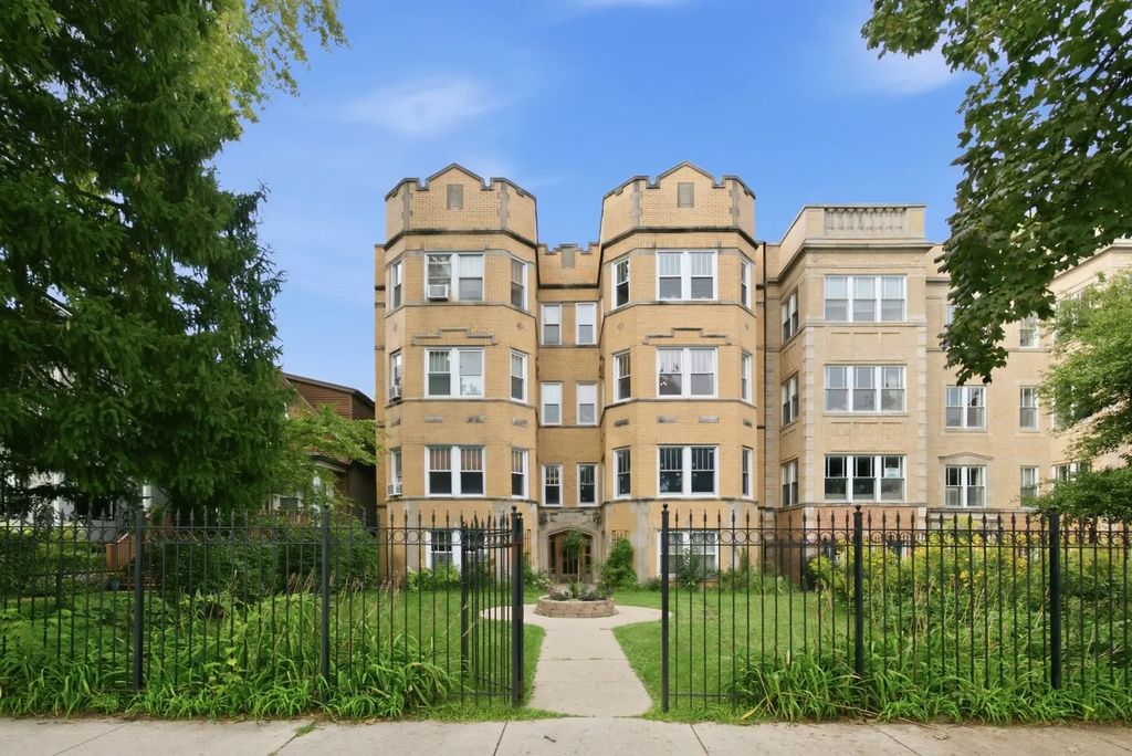 2640 W Logan Boulevard 102, Chicago, 60647