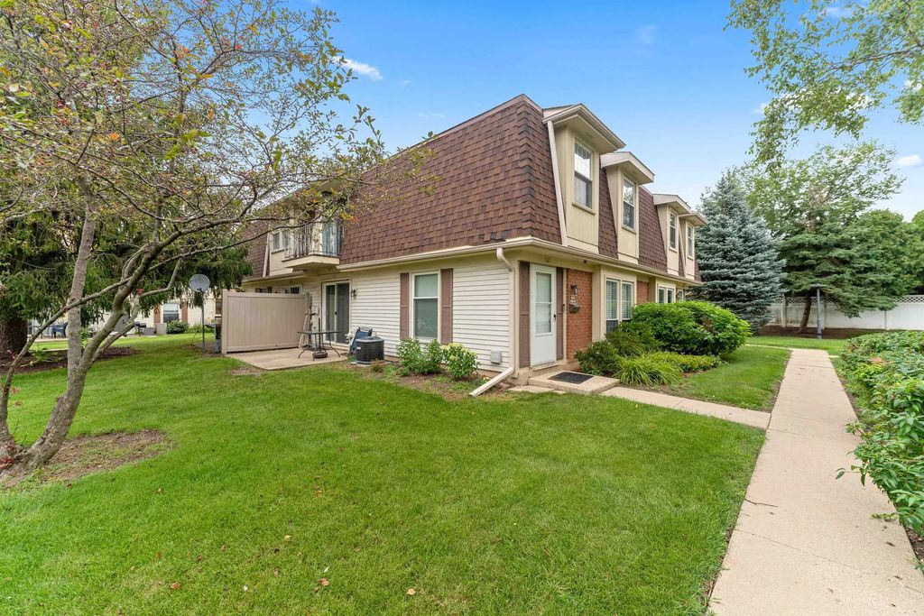 627 Shaw Court, Schaumburg
