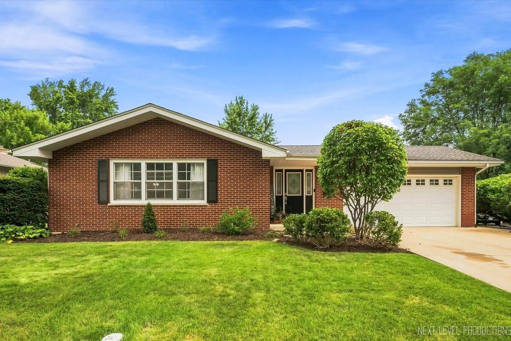 125 Sylvia Lane, Naperville