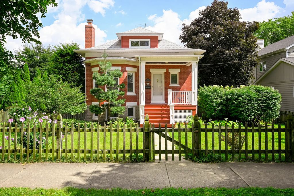 695 Prairie Avenue, Glen Ellyn