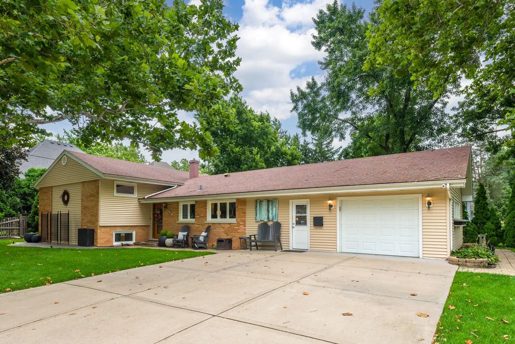220 E Hillside Road, Naperville