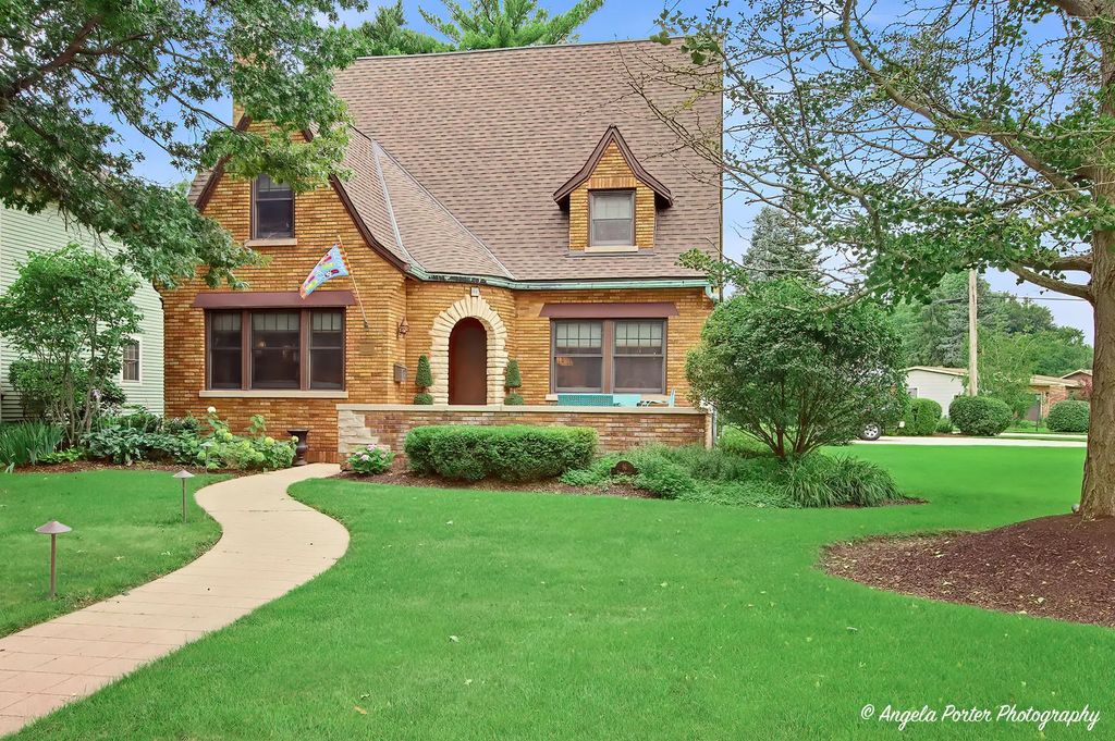 86 Dole Avenue, Crystal Lake