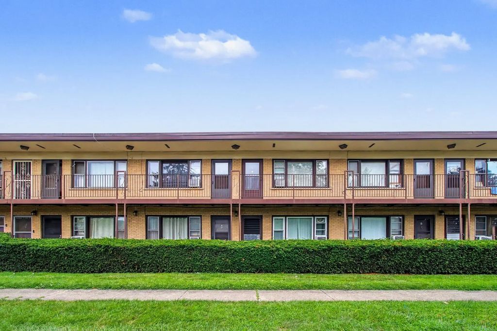 34 King Arthur Court 15, Northlake