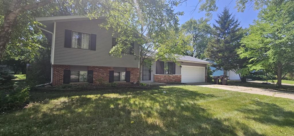 990 Camelot Drive, Crystal Lake