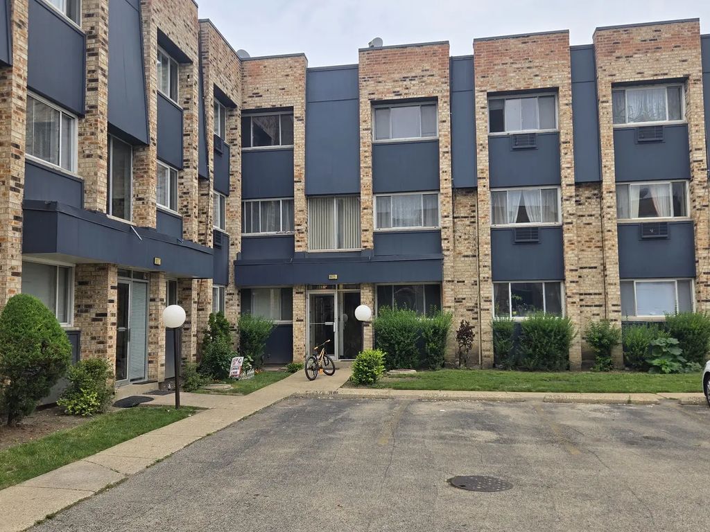 8655 1/2 W Foster Avenue 3b, Chicago