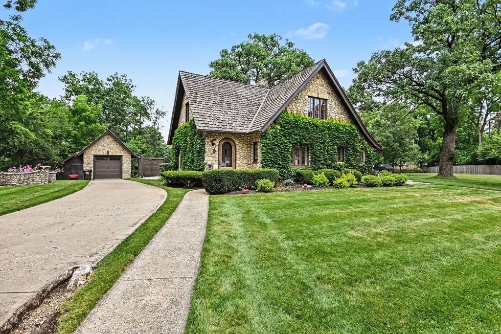 1 Kellogg Lane, Crystal Lake