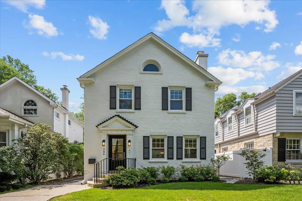 704 Roger Avenue, Kenilworth, 60043