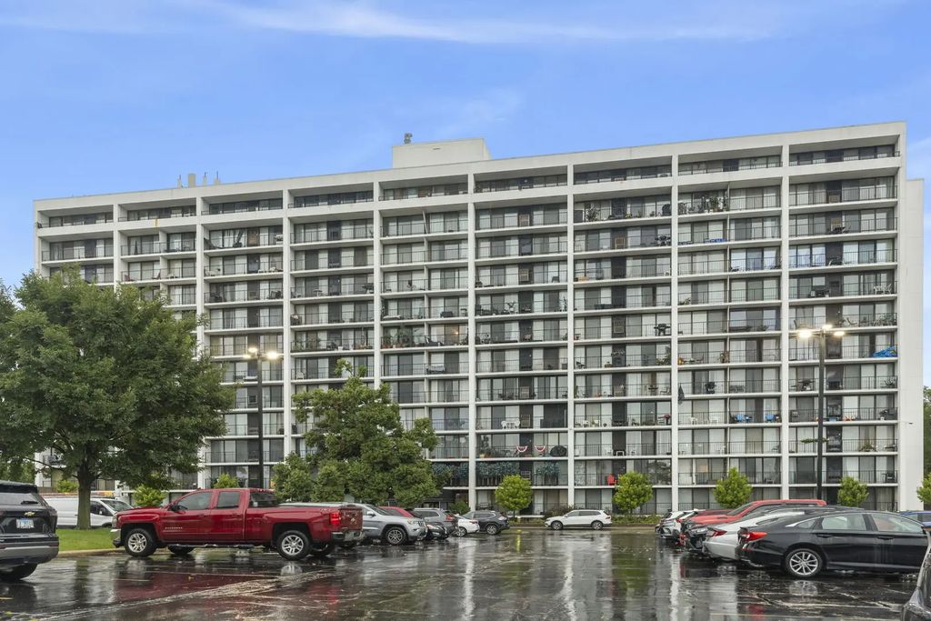 2005 S Finley Road 304, Lombard