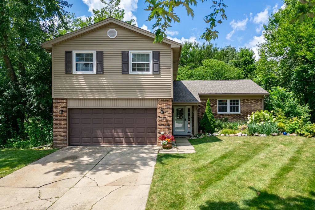 30w280 Holyoke Court, Warrenville