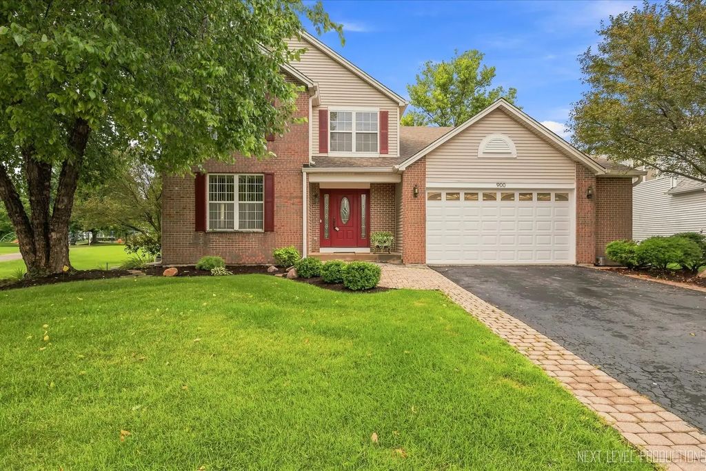 900 White Oak Drive, North Aurora
