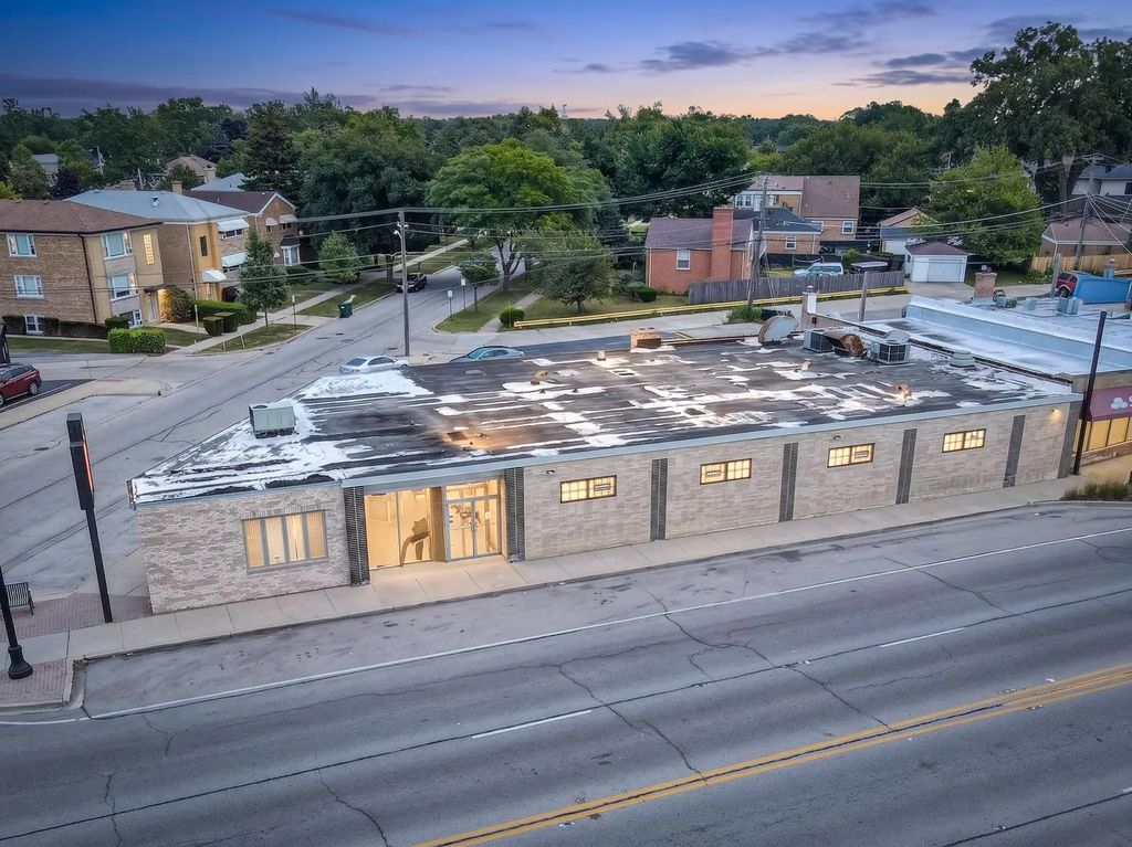 8057 N Milwaukee Avenue, Niles