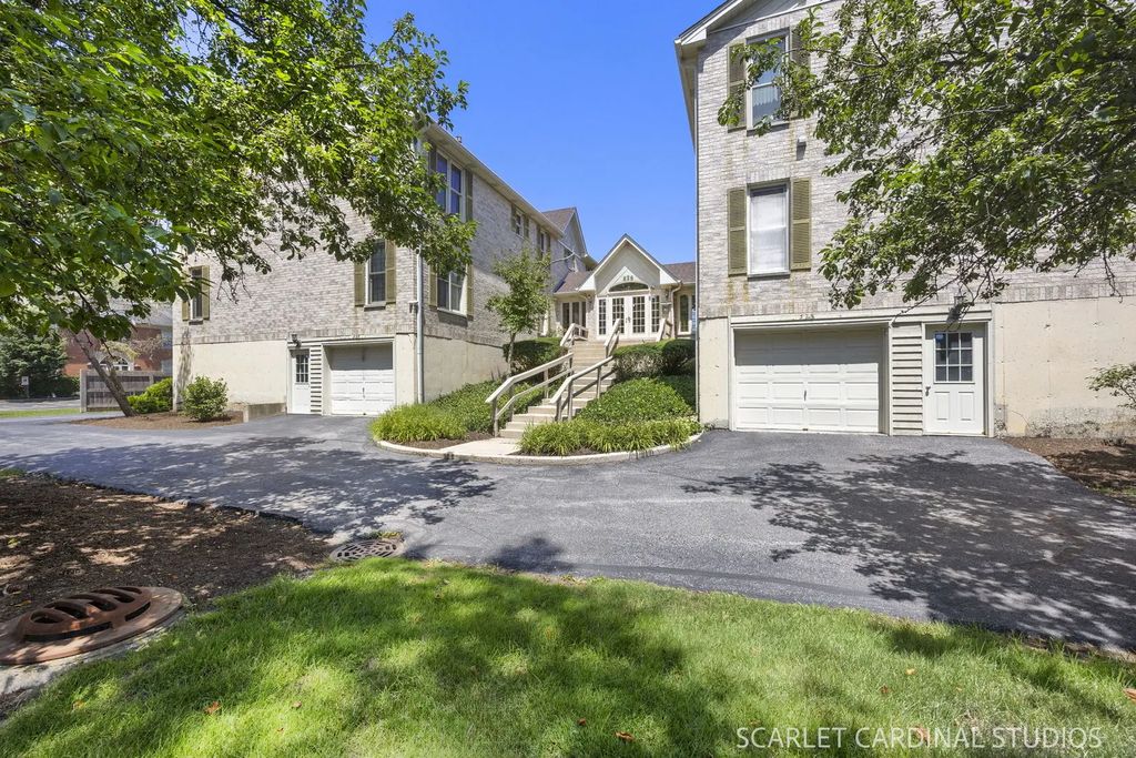 528 Pershing Avenue E, Glen Ellyn
