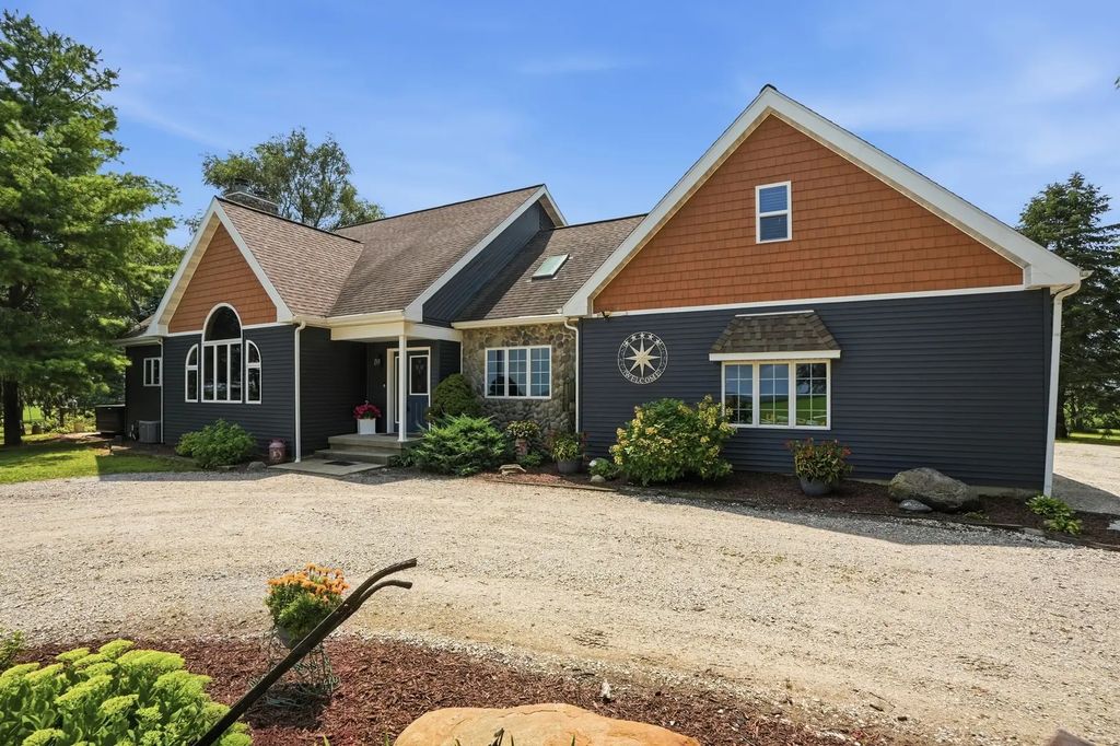 1737 E 1700 North Road, Watseka