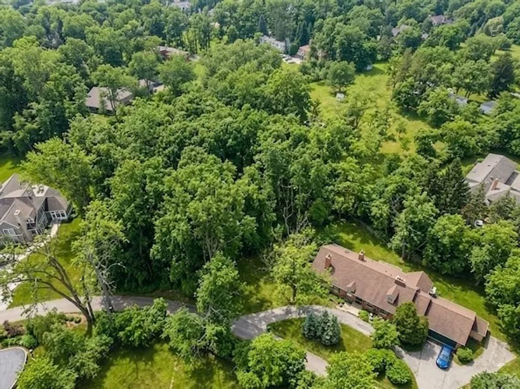 2058 Suffork Road, Northfield