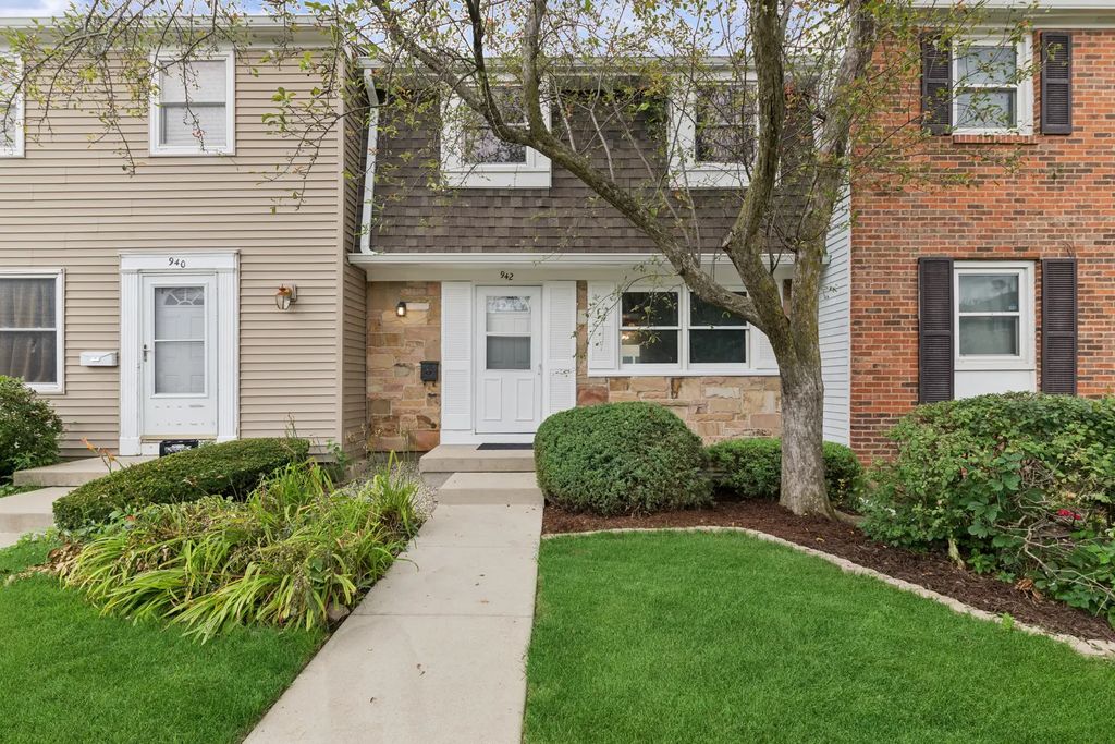 942 Cardiff Court, Schaumburg