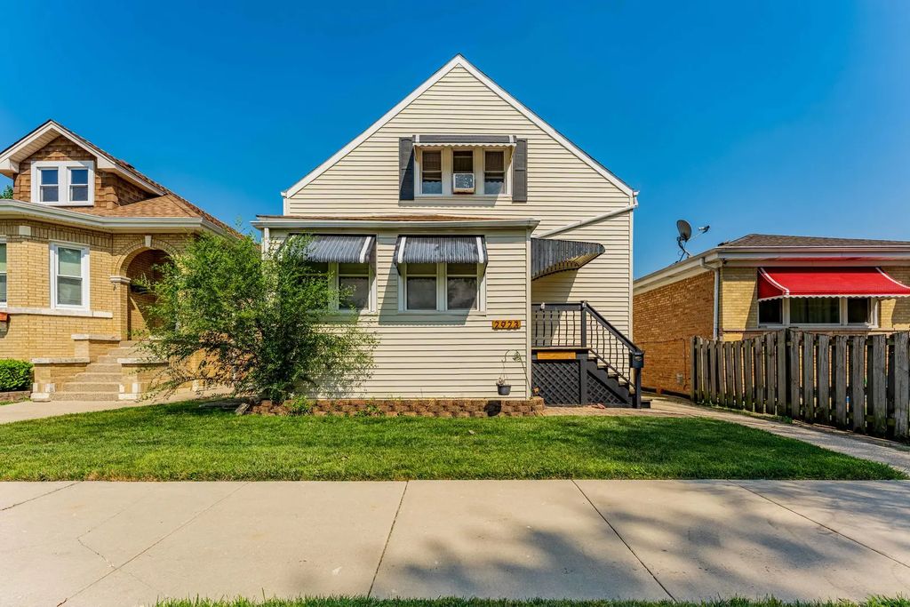 2923 N Neenah Avenue, Chicago