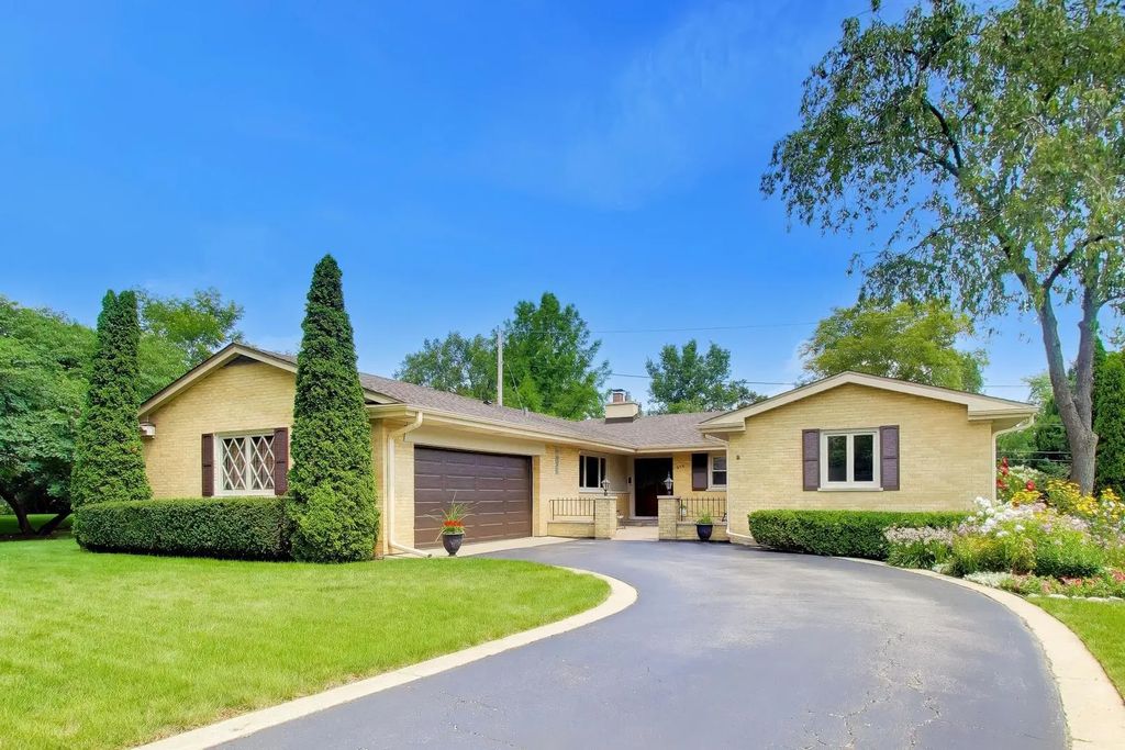 206 W Hiawatha Trail, Mount Prospect