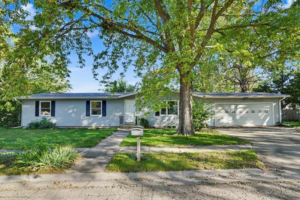 1110 8th Street, De Witt