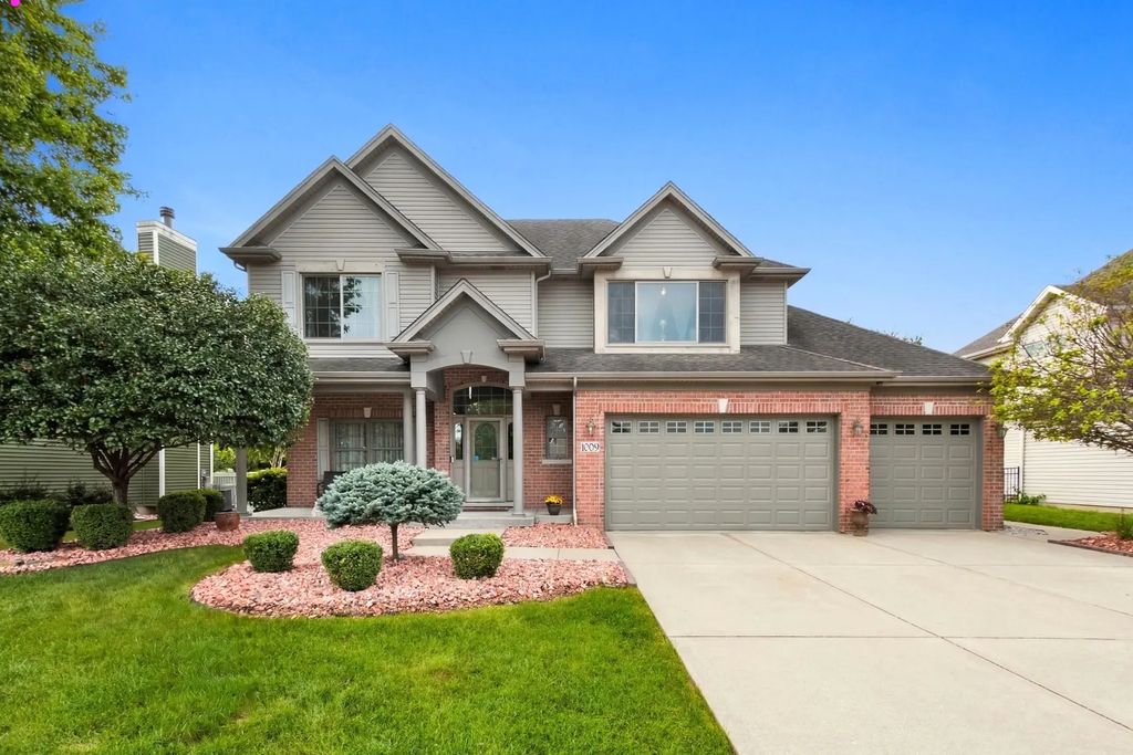 1009 Callaway Drive W, Shorewood