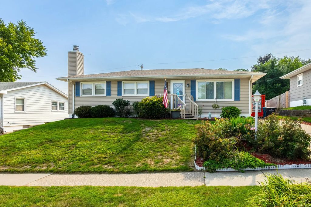 8021 8th Street W, Rock Island