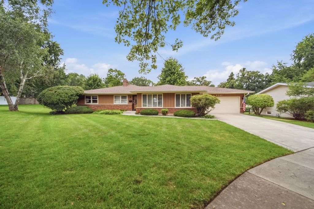 2141 Country Knoll Court, Elgin