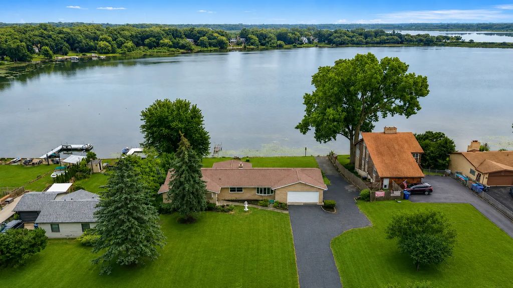 36897 N Nathan Hale Drive, Lake Villa
