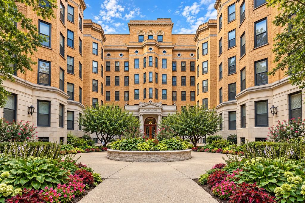 550 W Surf Street 117, Chicago
