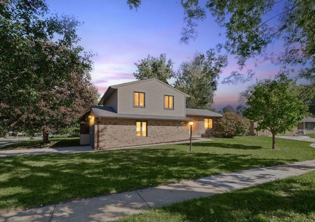 2006 Clover Court E, Champaign
