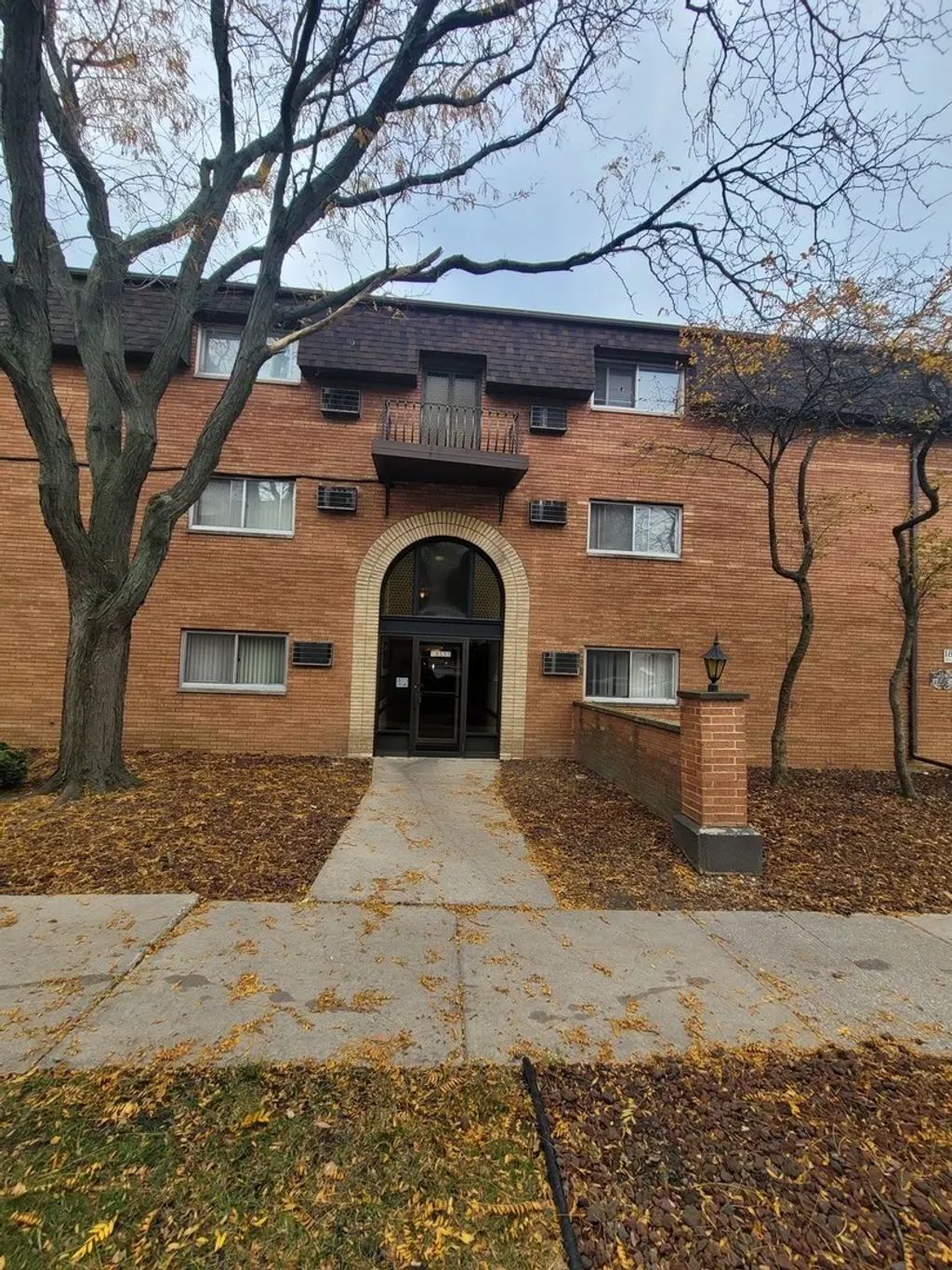 18555 Hickory Court 18, Lansing